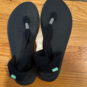 Sanuk Black Fabric Twist Flip Flops